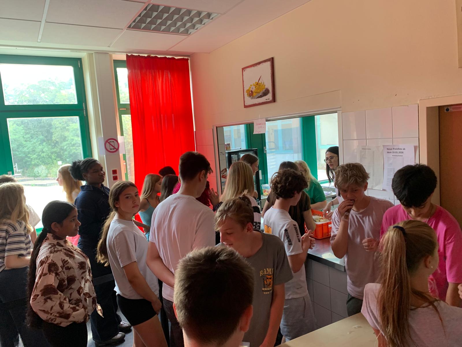 Wassereis am letzten Schultag – vielen Dank an Pestro und Förderverein